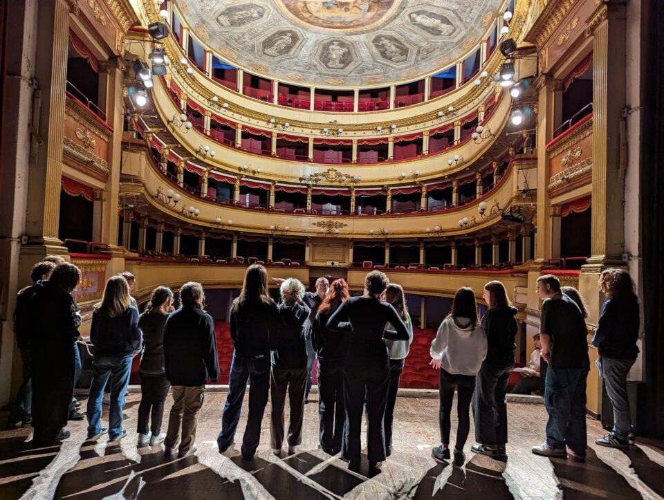 Ultimi accorgimenti prima di andare in scena per i ragazzi della Scuola di Teatro